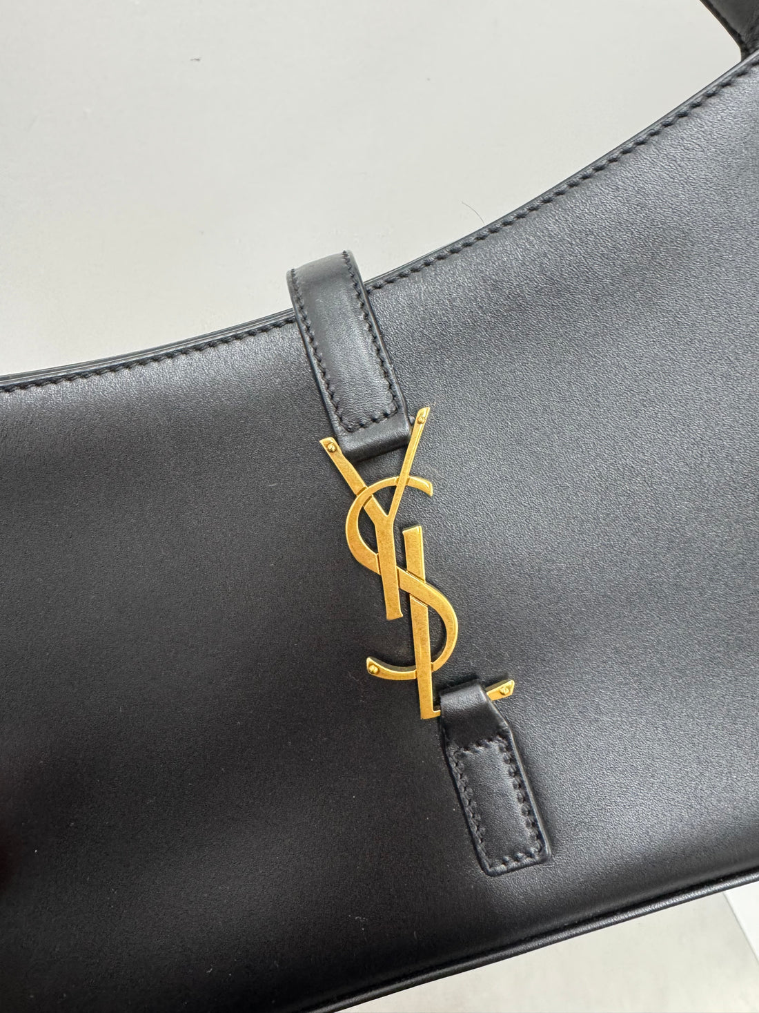SAINT LAURENT LE 5 À 7 IN SMOOTH LEATHER